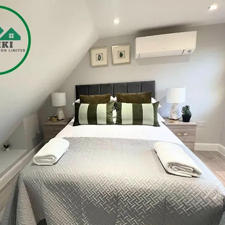 Aisiki Stays Apartments At Barnet, Airconditioned & Pet Friendly, 3-Bedroom & 2-Bathroom Duplex Flat, King Or Twin Beds & Double Beds With Free Wi-Fi